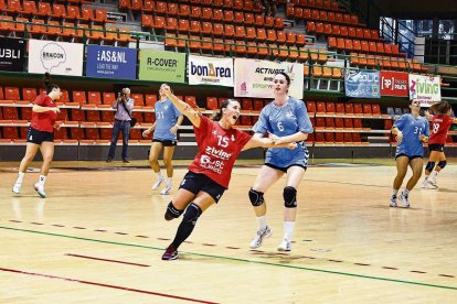 Cati Casasola celebra un gol davant del Zuazo. - INGRID SEGURA