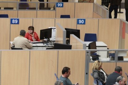 Contribuents emplenant la declaració de l’IRPF a l’última campanya. - EUROPA PRESS