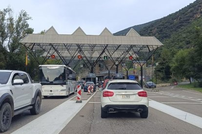La policia d’Andorra ha intensificat els controls a la frontera de la Farga de Moles. - C.SANS