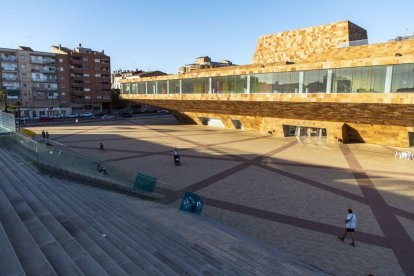 Imatge de la plaça de la Llotja on presumptament es va produir la violació. - JORDI ECHEVARRIA
