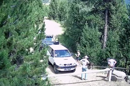 Tallen amb radial una tanca que limita l’accés a la muntanya a la Cerdanya