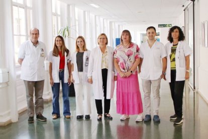 La lleidatana Sílvia Pérez-Pallarès (3a per la dreta), al Clínic. - CLÀUDIA CORBELLA/ACN