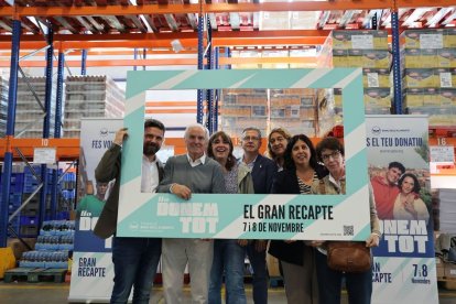 Autoritats i responsables del Banc dels Aliments de Lleida, ahir durant la presentació. - AMADO FORROLLA