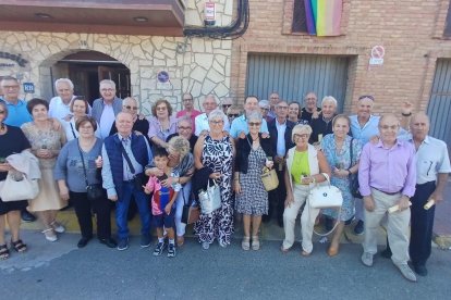 Els exàrbitres i les parelles d’alguns d’ells posen davant del restaurant on van dinar.