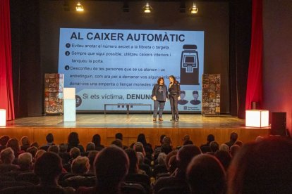 Una de les representacions amb consells de seguretat a Lleida. - JORDI ECHEVARRIA