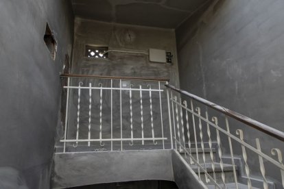 L’escala i les zones comunes estan plenes de sutge. - JORDI ECHEVARRIA