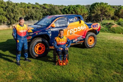 Txema Villalobos i Isidre Esteve, amb el Toyota Hilux T1+. - MEDIAGÉ