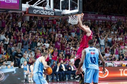 Gyorgy Golomán, esmaixant al cèrcol del Breogán durant el partit de dissabte passat. - JAVI ENJUANES