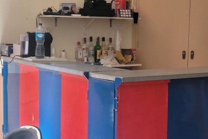 Els nous inquilins gestionen un petit bar.