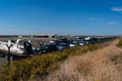 A Alguaire hi ha aparcades dos llanxes motores i desenes de vehicles policials, alguns sense logo. - PAU PASCUAL