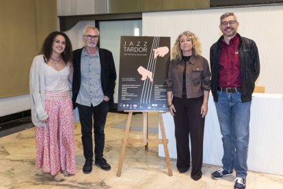 Anna Simó i Josep Ramon Jové, de la direcció de Jazz Tardor, amb la regidora de Cultura, Pilar Bosch, i el director de l’IEI, Andreu Vàzquez.