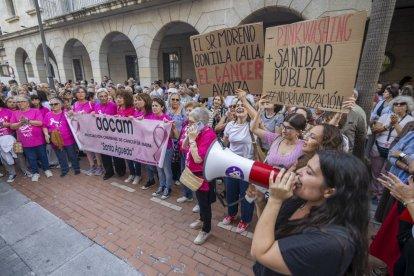 Concentració de les associacions de dones a les portes de la delegació de Salut de Huelva. - EFE/ALBERTO DÍAZ