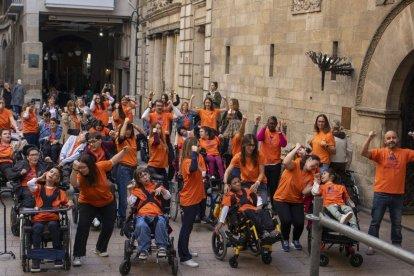 Flashmob a Lleida per reclamar més suport a la paràlisi cerebral - ÀLEX SAMPER