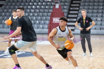 L’equip sub-22 es va entrenar ahir abans del debut. - JAVI ENJUANES