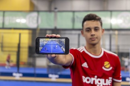 Un jugador mostra l’enregistrament del partit al seu mòbil mitjançant l’aplicació d’Aiball. - JORDI ECHEVARRIA