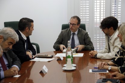 L'alcalde de Mollerussa, Marc Solsona, durant la reunió amb la DGAL