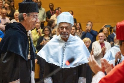 Gurnah, amb el birret blau que l’acredita com a doctor honoris causa, amb Puy després de ser investit. - PAU PASCUAL