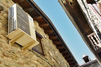 Un equip de climatització, instal·lat en una façana d’un carrer del centre d’Esterri d’Àneu. - EDGAR ALDANA