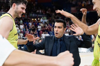 Encuentra festejant la victòria amb els seus jugadors. - JAVI ENJUANES