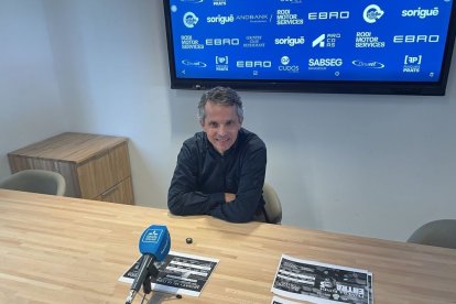 Xavi Bartolo, director esportiu de l’Atlètic Lleida, ahir en la compareixença davant dels mitjans. - MARC PERELLÓ