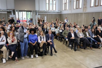 L’alcalde, Fèlix Larrosa, va presentar el pla integral als veïns al Mercat del Pla. - AMADO FORROLLA