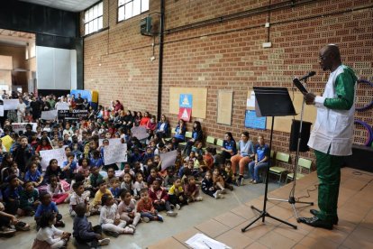 La concentració va tenir lloc ahir al centre després de la sortida dels alumnes. - AMADO FORROLLA