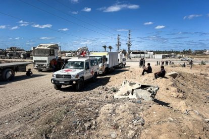 Equips de la Creu Roja durant l’intercanvi d’ostatges entre Israel i Hamas. - EUROPA PRESS