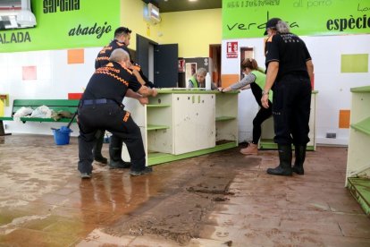 Voluntaris de Protecció Civil ajudant ahir en tasques de neteja a Santa Bàrbara. - ACN