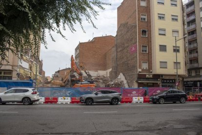 La demolició afecta els números 8, 10 i 12 de l’avinguda Rovira Roure, molt a prop de Ricard Viñes. - ÀLEX SAMPER