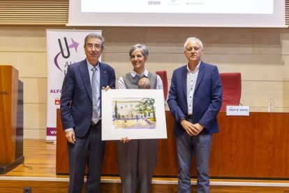 Marta Puyuelo, ahir al costat del rector de la Universitat de Lleida, Jaume Puy, i el president d’Alumni UdL, Josep Maria Sentís. - JORDI ECHEVARRIA