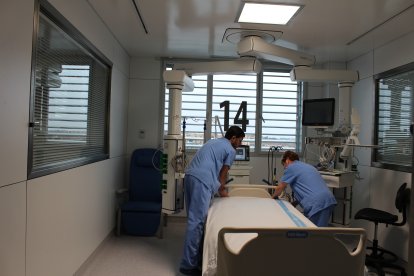 Un box de vigilancia intensiva a l'hospital Arnau de Vilanova de Lleida en una imatge d'arxiu.