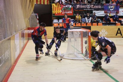 Sebas Moncusí lluita una bola darrere de la porteria amb un jugador de l’Igualada. - AMADO FORROLLA