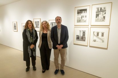 Rocío Santa Cruz, Pilar Bosch i Jesús Navarro van presentar ahir l’exposició, que s’inaugurarà avui. - JORDI ECHEVARRIA