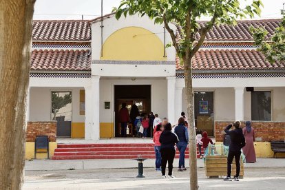 Entrada dels alumnes a l’escola Antònia Simó a la plaça de l’Ensenyança d’Almacelles.