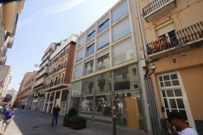 Imatge d’un edifici de Cardenal Remolins els habitatges del qual són d’ús turístic. - SEGRE