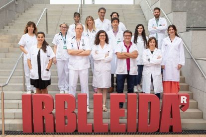 Grup de Recerca de Biomarcadors en Càncer- És el grup a què pertany el subequip que porta a terme la investigació, del qual forma part Anabel Sorolla (al centre). Compta amb una vintena de professionals de diferents disciplines com oncòlegs, bioquímics, biòlegs o internistes. - IRBLLEIDA