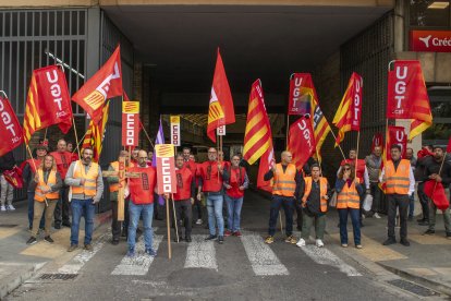 Un momento de la concentración que ha bloqueado la estación de autobuses de Lleida.