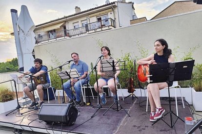 Cuito e Casalí, en centre, pendent ua des conferéncies-concèrt qu’amien a tèrme. - SONS D’ARAN