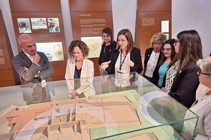 La titular de Cultura va poder visitar també el Museu i conèixer l’exposició sobre el jaciment. - P. BALAGUER