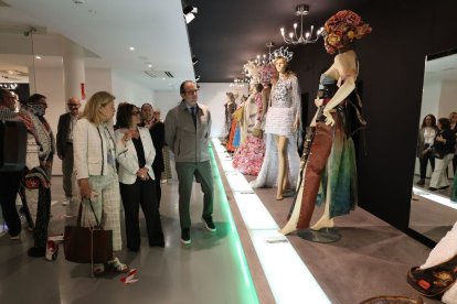 La consellera va visitar ahir per primera vegada el Museu de Vestits de Paper. - J.GÓMEZ