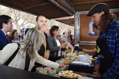 El conseller Dalmau degustó algunos de los quesos expuestos.