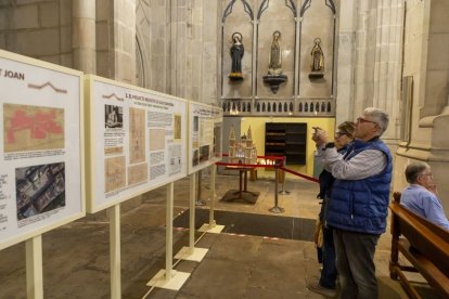 L’exposició consta de plafons sobre la història del temple i una maqueta amb el disseny original. - JORDI ECHEVARRIA