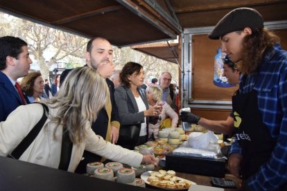 El conseller Dalmau va degustar alguns dels formatges exposats. - C.SANS