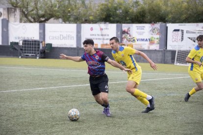 Un jugador del Tàrrega porta la pilota davant d’un defensa rival durant una situació del partit d’ahir. - CARMINA MARSIÑACH