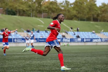 Lamin Juwara celebra amb ràbia el gol de l’empat del Mollerussa, que culminava el seu gran partit a Badalona. - JOSEP M. RIBES