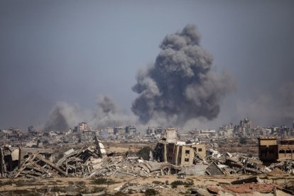 Imatge dels bombardejos israelians a la ciutat de Rafah, al nord de la Franja de Gaza. - EFE