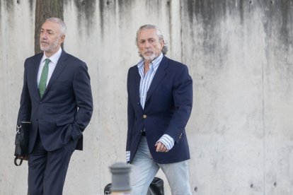 Francisco Correa a l’arribar a l’Audiència amb el seu advocat. - EUROPA PRESS