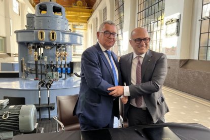 Representants d’Endesa i Feda van renovar ahir l’acord. ; Array