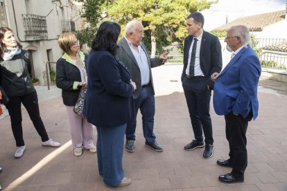 El conseller d’Agricultura, Òscar Ordeig, ahir durant una visita a Talavera. - C. M