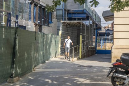 A l’abril es van retirar les escales i només queda la rampa d’accés. - PAU PASCUAL